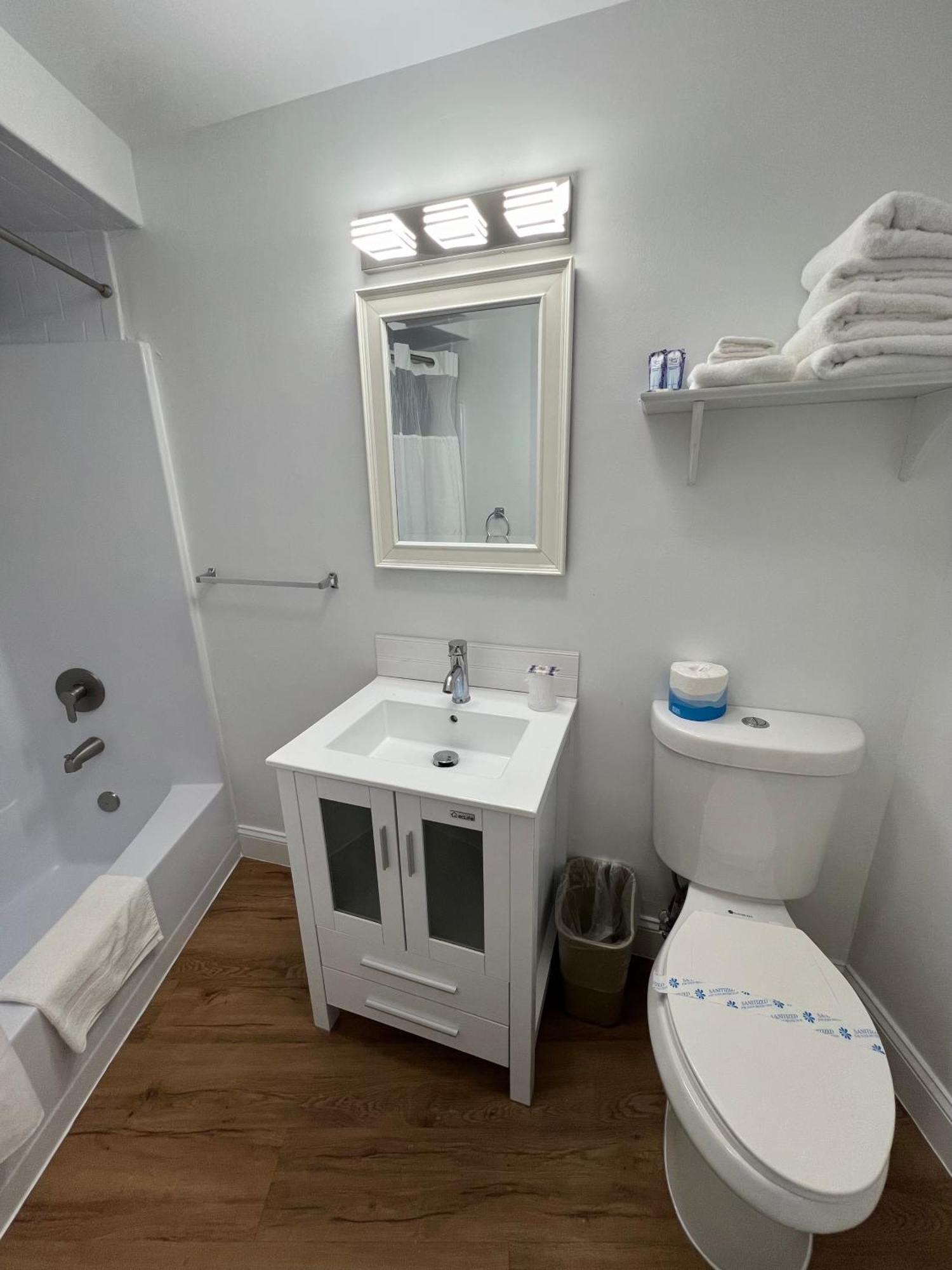 Sand Pebble Motor Lodge Пойнт-Плезант-Бич Экстерьер фото
